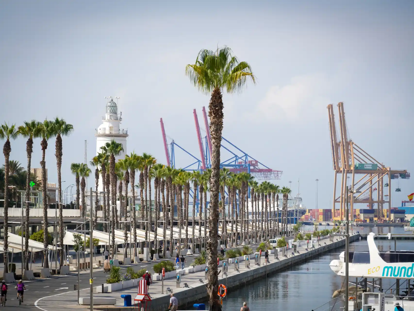 El mar, al final del paseo en Málaga