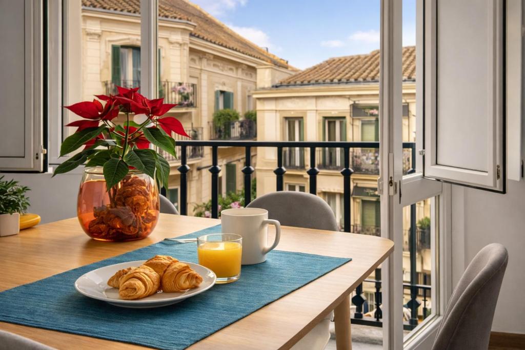 Café con la ciudad despierta en Málaga