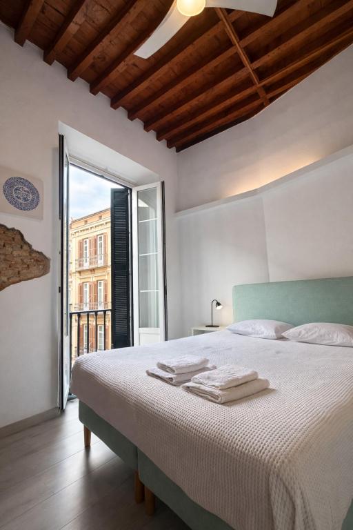 Un dormitorio en Heredia Suites Catedral2
